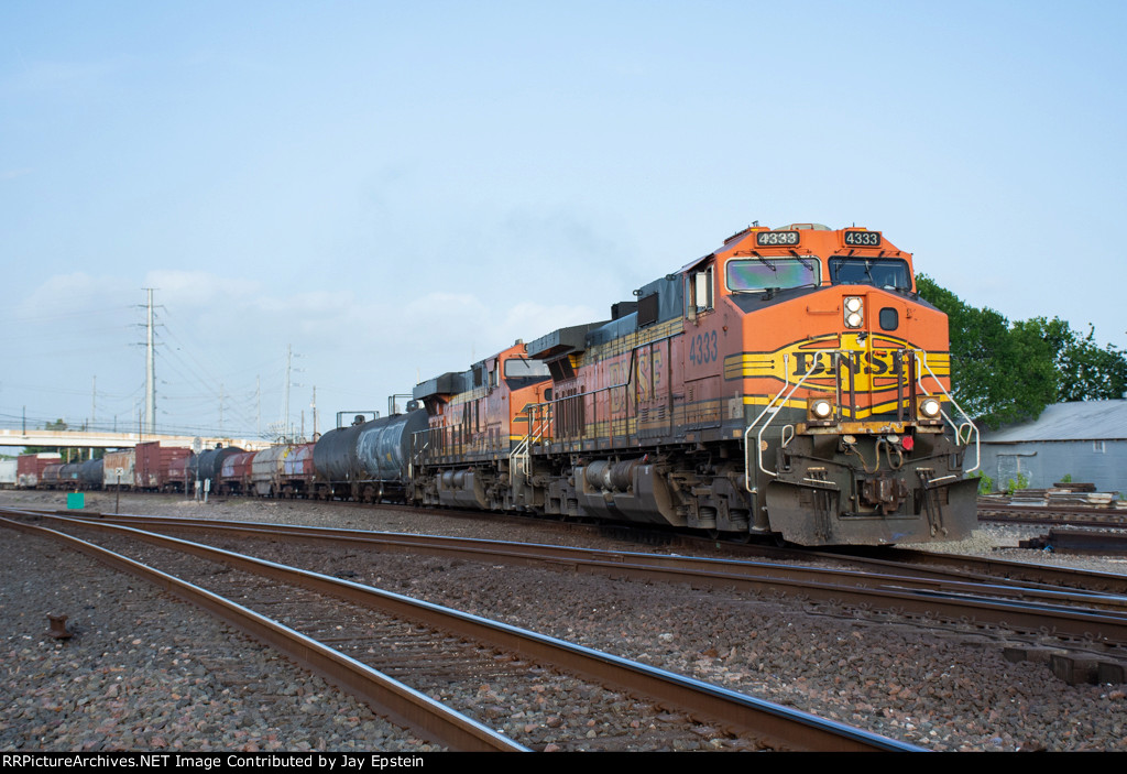 BNSF 4333 leads a westbound